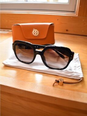 NEW💫 TORY BURCH OVERSIZED SQUARE LOGO SUNGLASSES
 with Tan Case